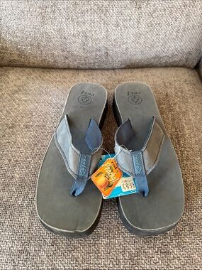 Reef Gray and Navy Women’s NWT Platform Flip Flops size 10